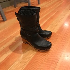 Ugg black Leather Boots with Furry Inside Size 9